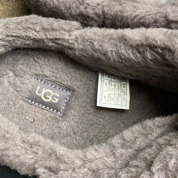 Uggs Velcro fuzzy slippers - Picture 4 of 14